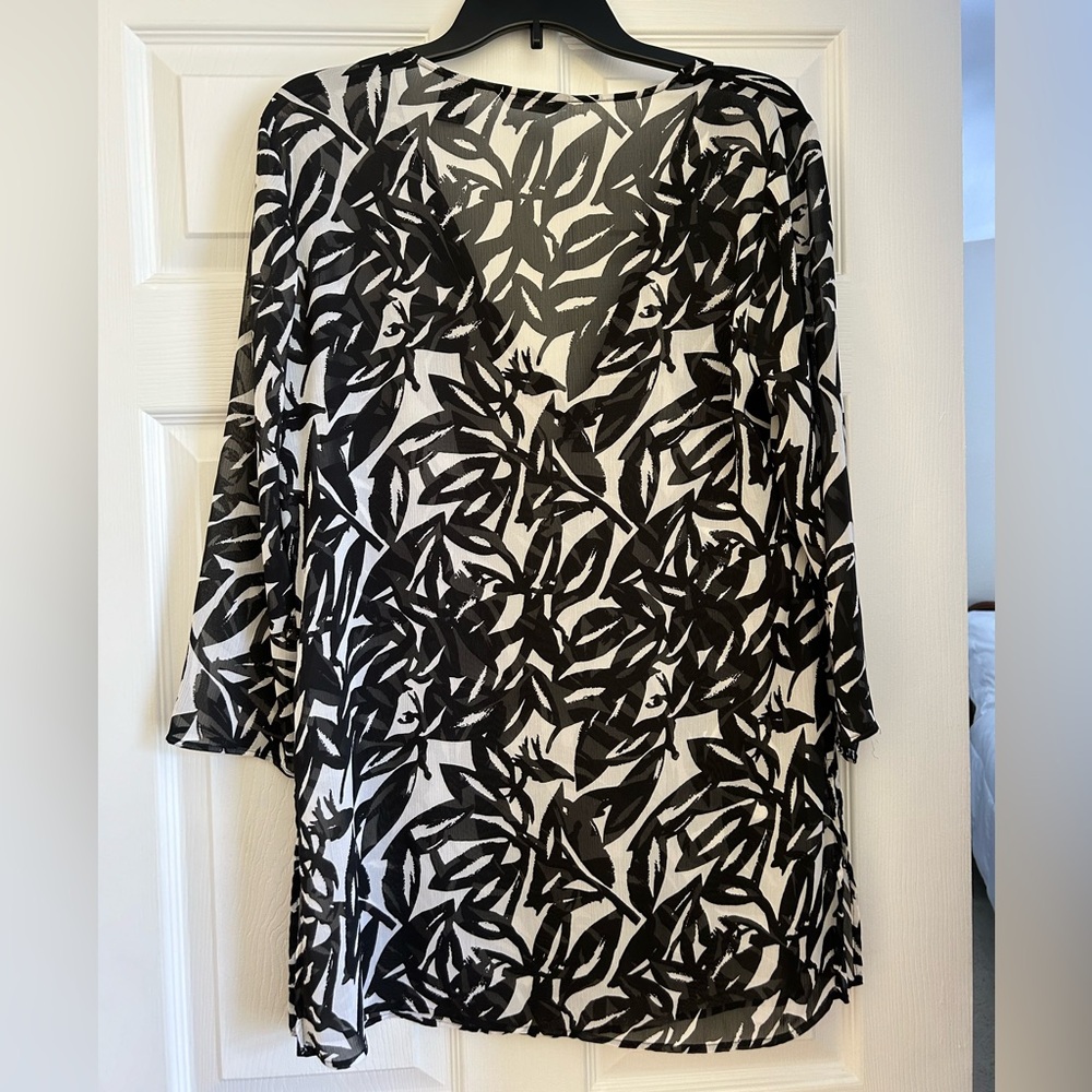 New York & Company cover up; Polyester; Size Medium; V-neck